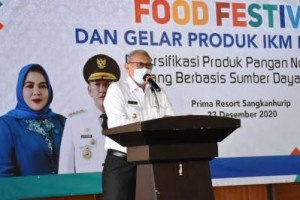 Bupati Kuningan saat memberikan sambutan pada food Festival Produk IKM.